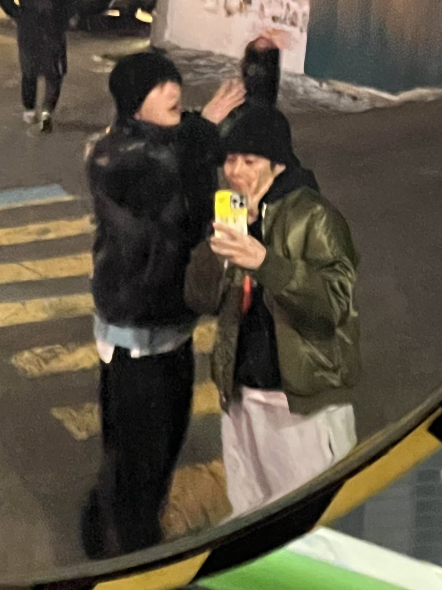 막내 따나 생일 축하한다!!! 어느새 성숙하고 어른스러운 막내가 되었네~~💜 오늘 하루도 고생했고 내일은 00 00 !!! 😂🤣😊😆🤓😎
글쓴이 엠형
#산하의_바램이_모두이뤄질_스물다섯
#윤산하 #산하 #따나 #막내 #따나선장 #뿌뿌
#생일축하해 #진심이야 #잘자 #굿밤