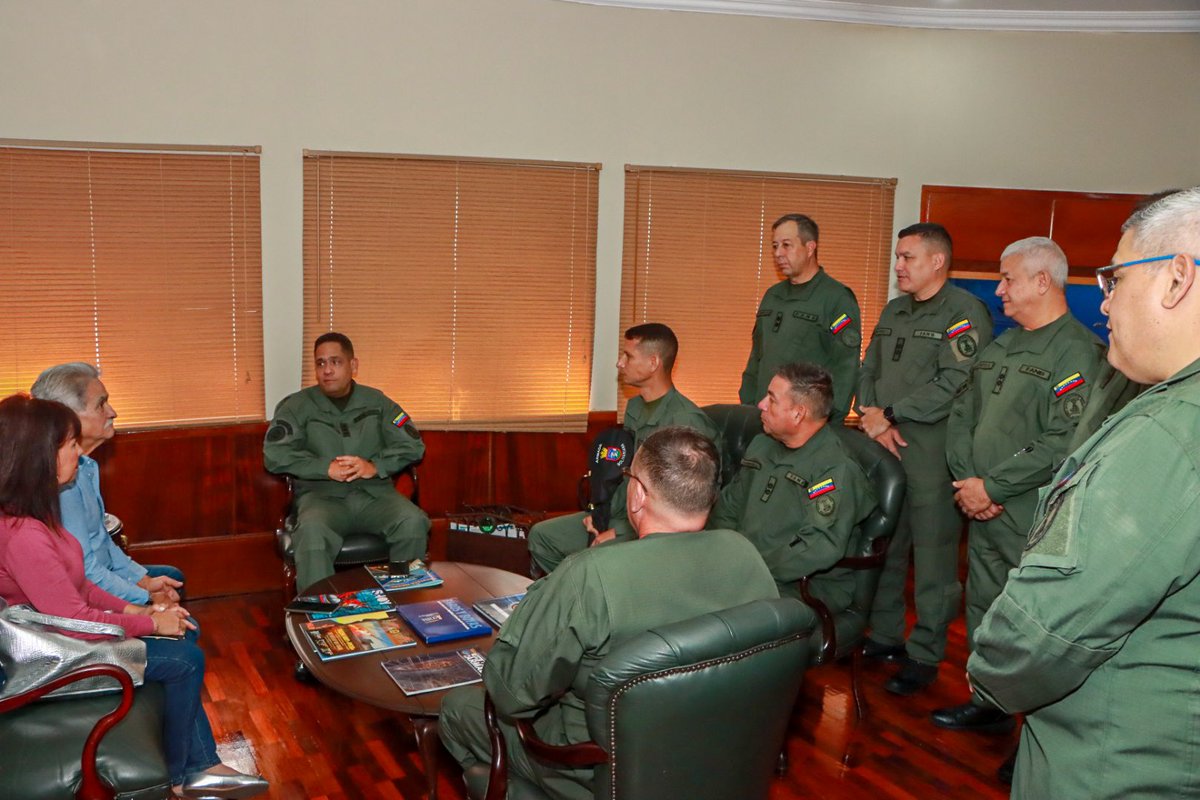 Hoy el Alm <a href="/NeilVillanvs/">Neil</a> junto a integrantes del Estado Mayor Naval recibieron a la Sra. Reina Coromoto García Paiva, familiar del Alm José María García Paiva, Héroe que luchó en la Gesta Independentista de la Patria; quien hizo entrega del Sable que portaba este insigne Patriota