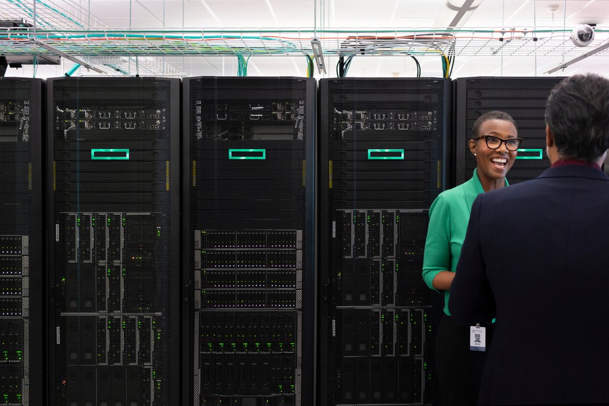 HPE_Espana's tweet photo. #HPE mejora #HPEGreenLake for File Storage para potenciar las cargas de trabajo empresariales de #IA y data lake a gran escala, con opciones all-flash de alta densidad, liderando la innovación en almacenamiento de IA.

Lee la noticia completa: https://t.co/y5zcurWVyW https://t.co/AaOUUFeOBF