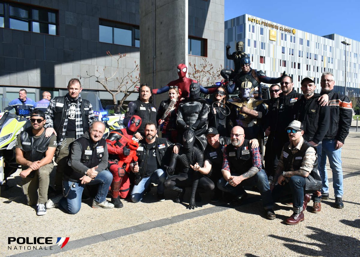 #IlsSontPoliciers | Hier, des policiers super-héros ont enfilé leur costume le temps d'un après-midi au CHU de Clermont-Ferrand (63). Sur les visages des enfants, sourires et émerveillement étaient au rendez-vous 🤩 🗞️ lamontagne.fr/clermont-ferra…