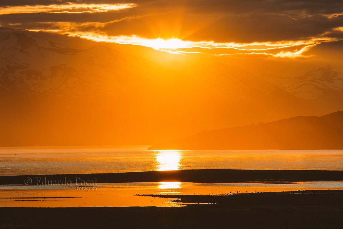 eduardopocai's tweet photo. El 21 de diciembre, cuando se produce el solsticio de verano en el hemisferio sur, en Ushuaia el sol sale alrededor de las 04:00 hs y se pone 17:20 hs después, a partir de ese día, comienzan a achicarse esas horas, hasta llegar al 21 de junio en que hay tan solo 07:20 hs de sol a sol. Hoy estamos en 12:20 hs de sol a sol, cinco horas menos que en diciembre. 
Como sabrán hoy comenzó el otoño, sí, hoy se produjo el equinoccio de otoño. 🍂 Tengan todos ustedes un hermoso otoño, y que las lluvias y tormentas cesen muy pronto y se pueda restablecer la tranquilidad, al menos la climática.