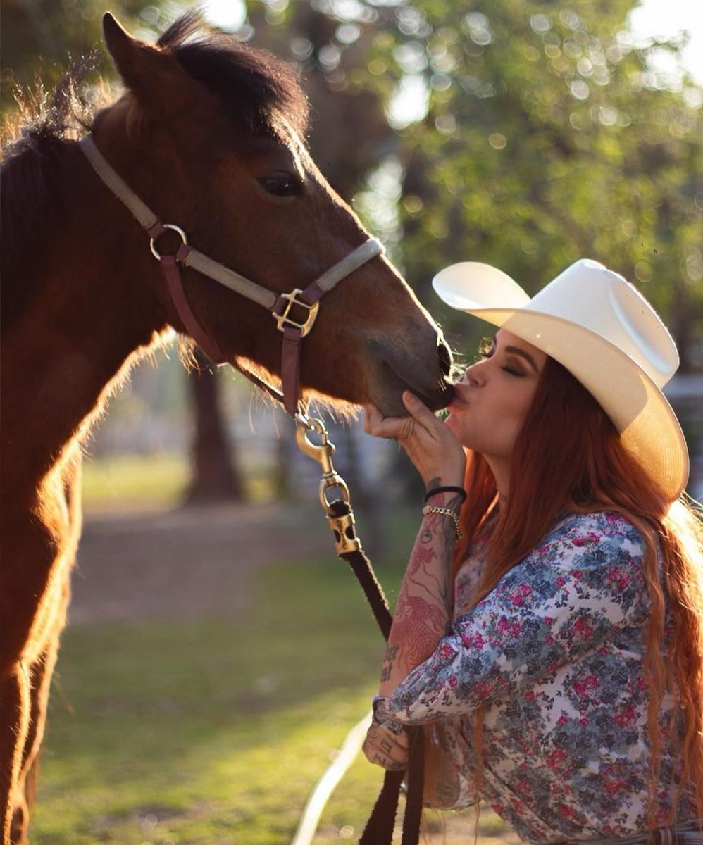 Cinco Radio Oficial (@laredcincoradio) on Twitter photo #ÚltimaHora 🖤🐎|| Fallece la activista y animalista fundadora de <a href="/cuacolandia1/">Cuacolandia</a>, Elena Larrea. #DEP #LaRedCincoRadio #ÚltimaHora 🖤🐎|| Fallece la activista y animalista fundadora de <a href="/cuacolandia1/">Cuacolandia</a>, Elena Larrea. #DEP #LaRedCincoRadio