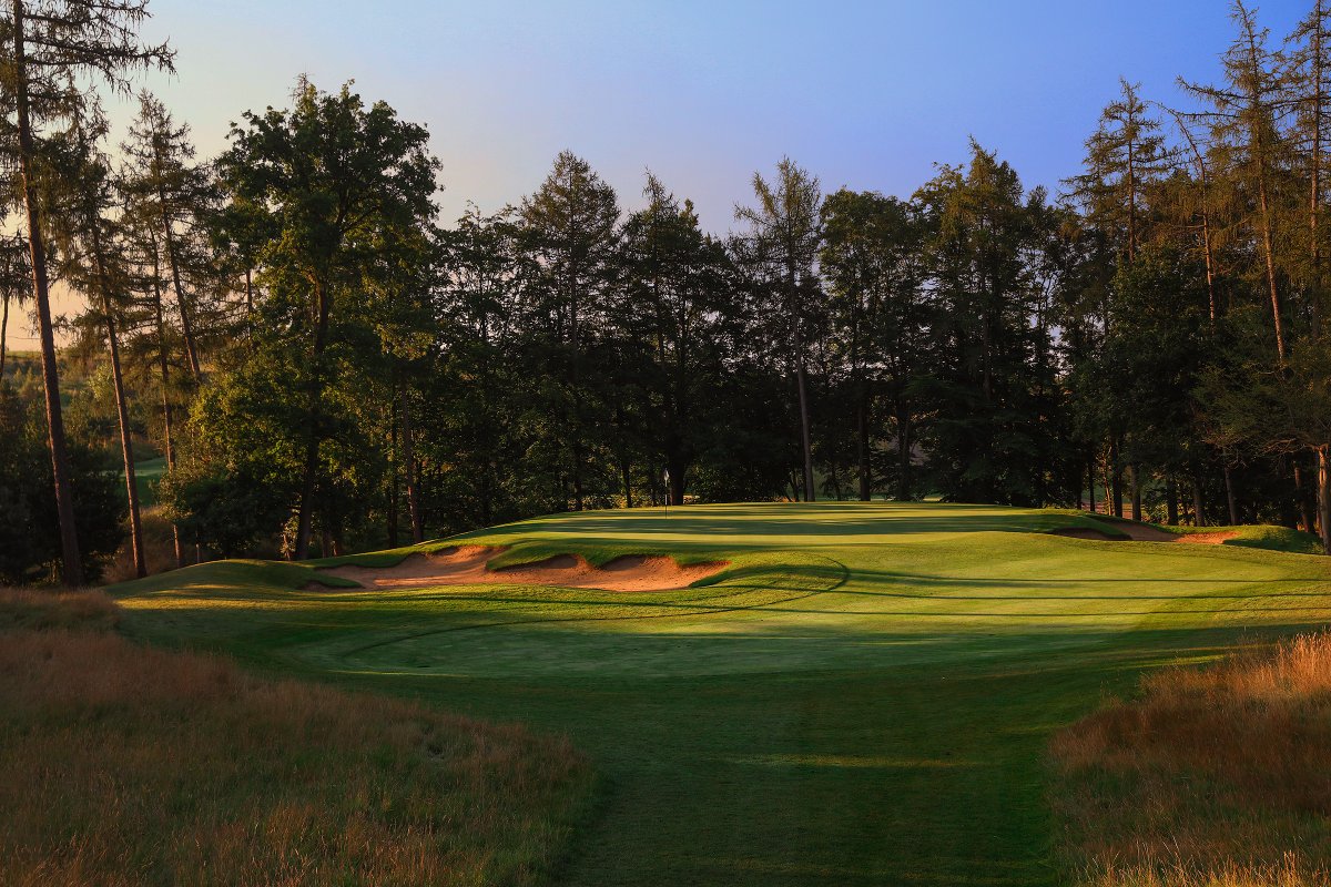 The 5th hole here is a short, downhill par-3 where a large and deceptively undulating green awaits. For the best chance of a three, aim for the middle of the green and take your chances with a two putt.