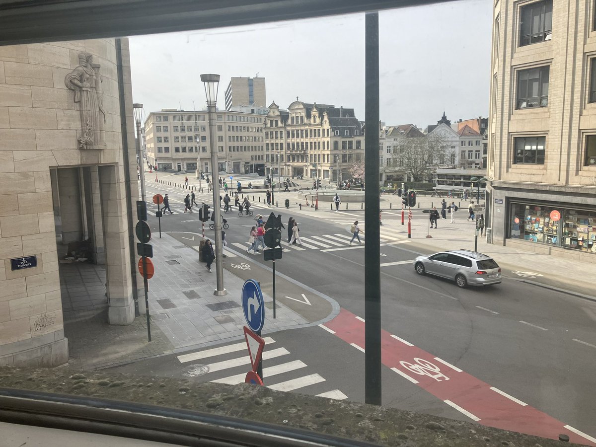 DAVIDSTEVENS83's tweet image. Vergaderen met een adembenemend uitzicht op onze prachtige stad Brussel is echt inspirerend! 
💼🏙️ Samen met onze gewaardeerde partner MIVB STIB werken we al vele jaren samen aan een veiliger en vlotter openbaar vervoer 💪🤝
#samensterk #Brussel #partnerschap