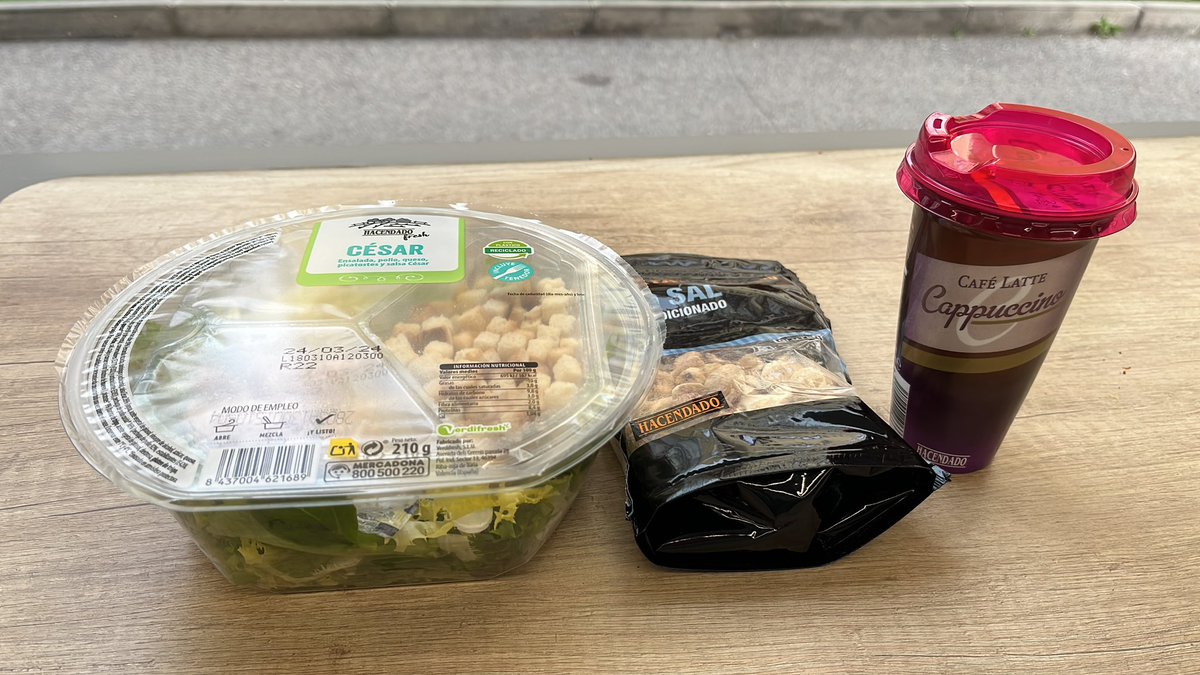 eldriverGRX's tweet photo. Mi humilde y modesta comida de hoy. Y si, estoy comiendo en un Mercadona https://t.co/bh42DlRrbV