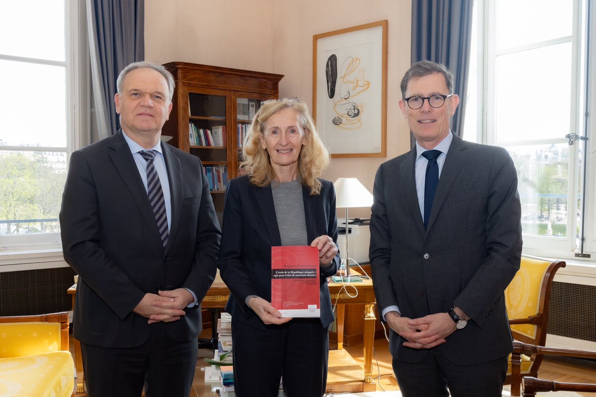 ÉDUCATION : Avec mon collègue @L_Lafon, nous avons remis ce jour à @NBelloubet, ministre de l’éducation nationale, notre rapport d’information : « L’école de la République attaquée : agir pour éviter de nouveaux drames ».