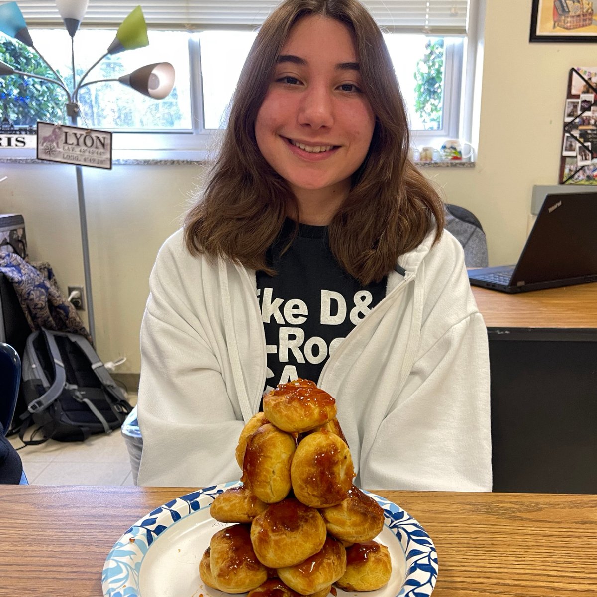 French students recently created cooking videos spoken entirely in French! They taste-tested the fare they made in their videos during 'Cooking Class' video critiques. A wonderful illustration of effective communication! #portraitofagraduate @UCPSNC  @AGHoulihan