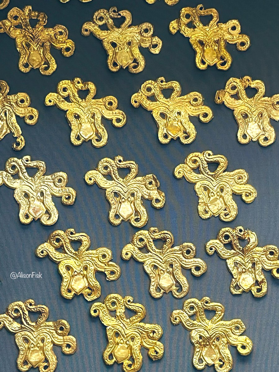 Gorgeous gold octopus-shaped ornaments from Bronze Age Mycenae. Probably sewn onto a luxurious garment some 3,500 years ago! 

National Archaeological Museum, Athens. 📷 my own 

#Archaeology