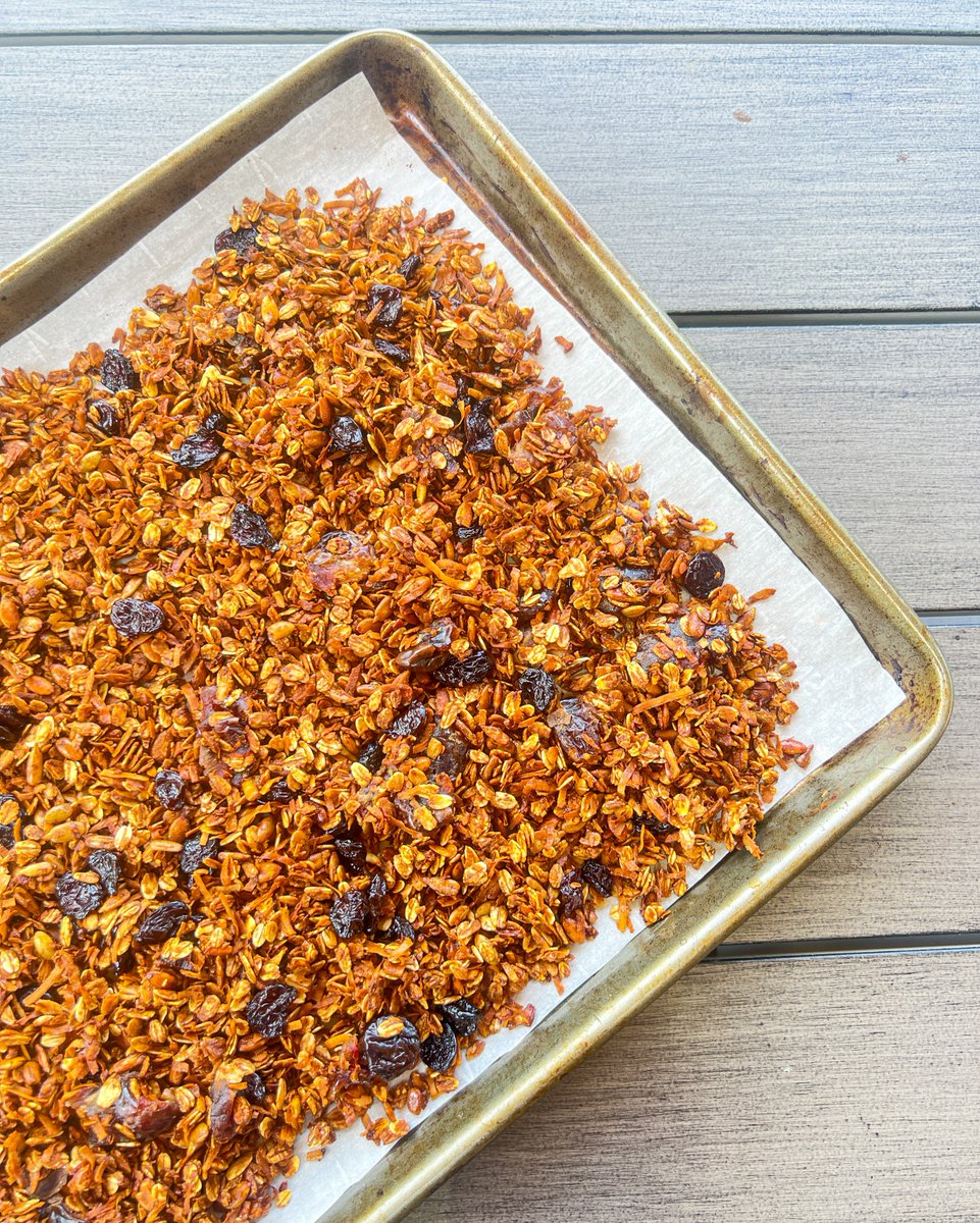 TOASTED COCONUT GRANOLA this can be enjoyed as a tasty snack or topping for smoothies & yogurt! #effortlesseats #granola #homemadegranola #healthyrecipes #easyrecipe #rd2be #futuredietitian #nutrition