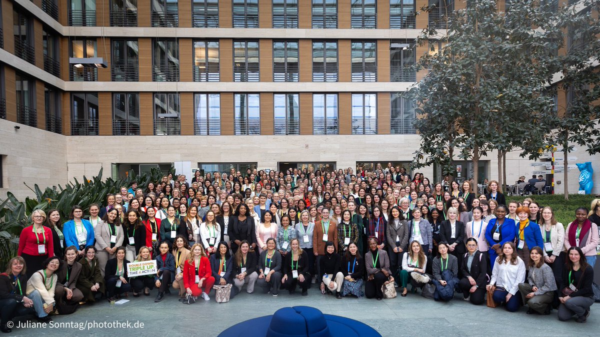 Beim Women's Lunch teilten 300+ #Energiewende-Expertinnen aus allen Erdteilen ihre Erfahrungen in der Energiebranche miteinander. Mit dabei waren u. a. dena-GF Kristina Haverkamp, Dr. Vera Rodenhoff, @GloryOguegbu, @elisafacio, Dr. @AnnaLuehrmann und @GlobalWomensNet. #BETD24