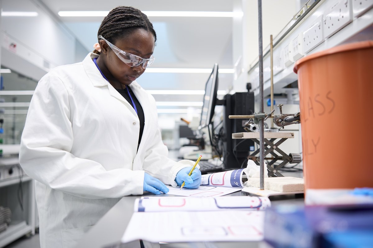 👩‍🔬Students 'battle the bugs' in a new outreach initiative from the IOI From hands-on lab experience, to meeting scientists working on new life-saving medicines, over 100 students learned about @UniofOxford's work to combat #AMR Read the story➡️ ineosoxford.ox.ac.uk/news/students-…