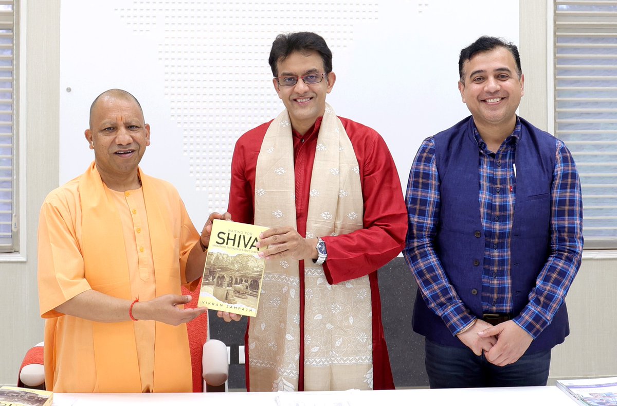 An absolute honour to call on Hon'ble @CMOfficeUP @myogiadityanath ji in Lucknow today along with my publisher @praveenBlu & present a copy of 'Waiting for Shiva'. He had several interesting anecdotes related to Kashi & it's history. He also unveiled the advance edition of the…