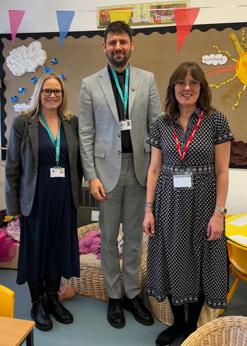 Lovely to welcome Tamsin Little, Director of Education @ConsortiumTrus1 and @mrskhorne to E-ACT Chalfont Valley today! Facilitating trust collaboration and networking. @EducationEACT #ThePurpleSchool #WeAreEACT