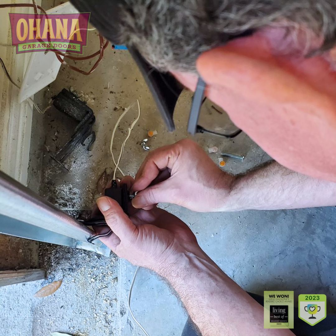 GarageOHANA's tweet image. Mark&apos;s on the job, aligning sensors with precision at Ohana Garage Doors! 🔧🚪 Sensor trouble? We’ll straighten things out. Call for expert service! 346-307-9552📞 #GarageDoorCare #OhanaExperts #SensorAlignment