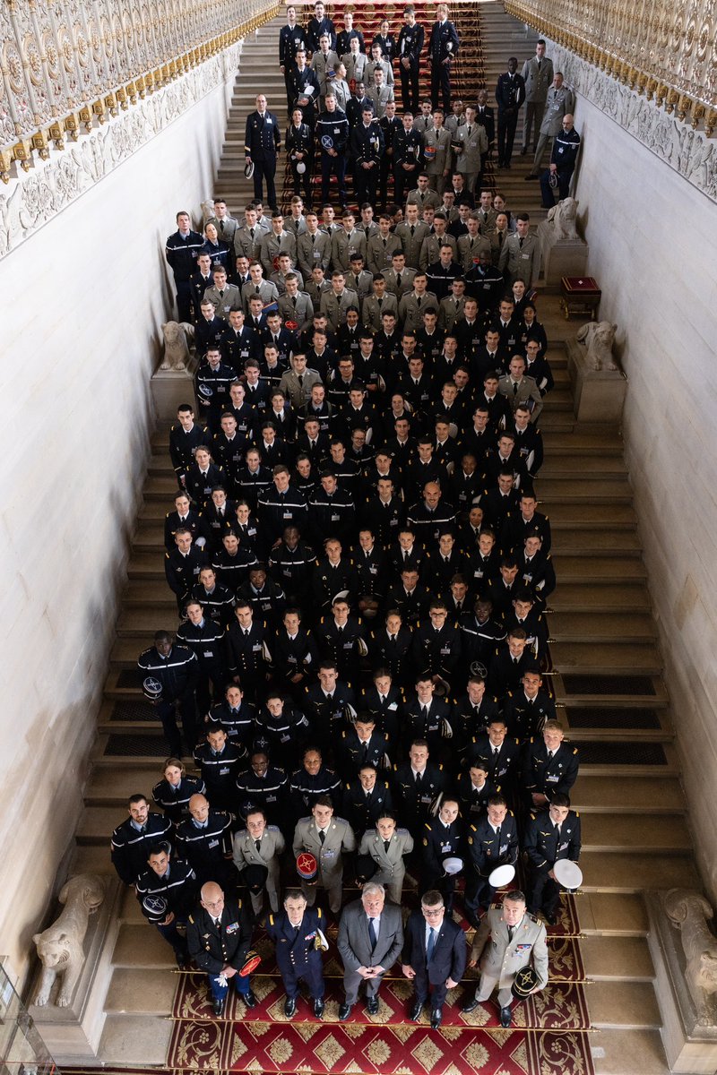 Accueil au Sénat des élèves du Séminaire interarmées des grandes écoles militaires SIGEM. Fiers de nos futurs officiers supérieurs et fiers de leur engagement pour le succès des armes de la France @Polytechnique @SaintCyrCoet @Gendarmerie @afpfr @DGA