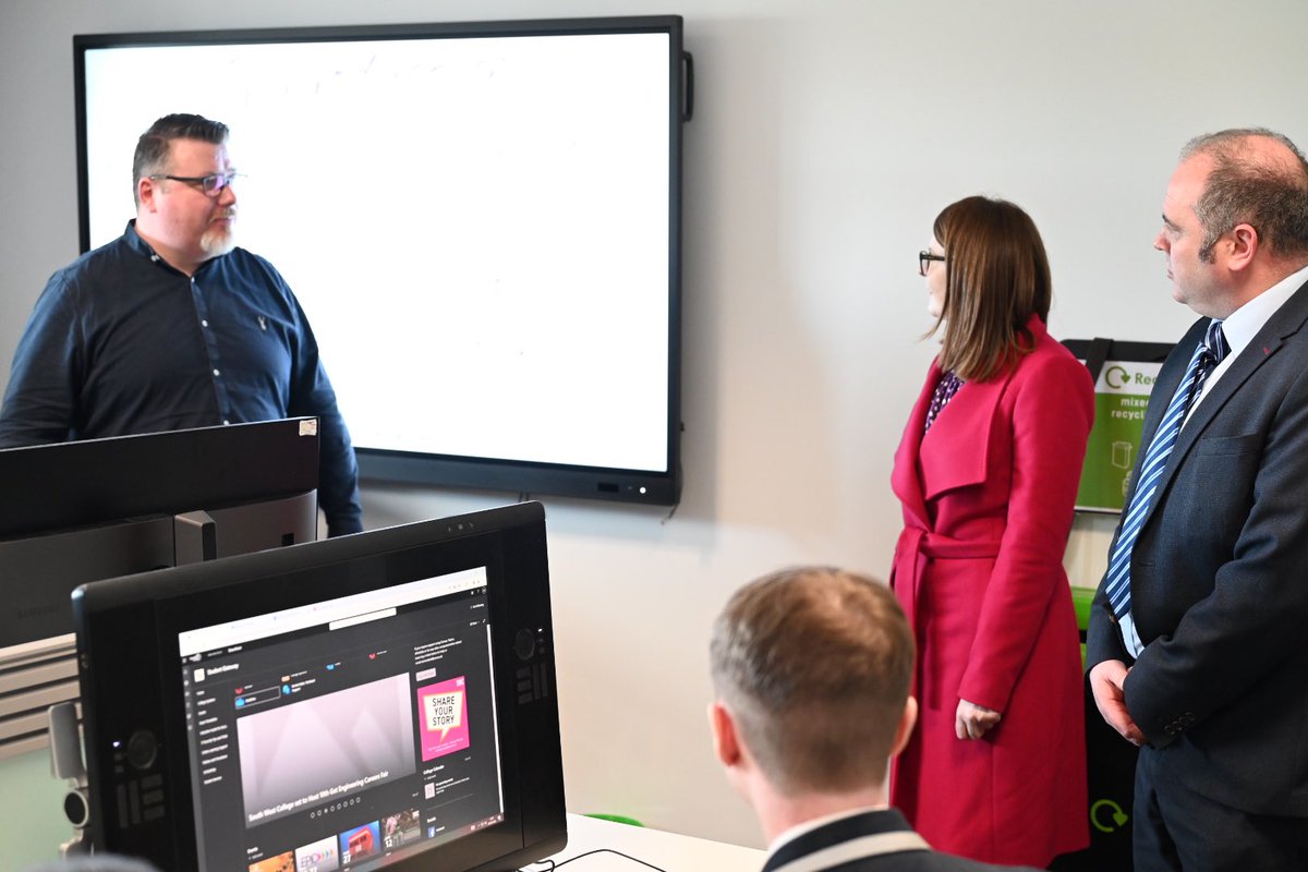 Finance Minister @CArchibald_SF visited the Erne Campus of @swccollege today to see how young people from the Youthscape PEACE project have benefitted from the PEACE IV and PEACE PLUS Programmes and learned about their work in supporting marginalised young people on a