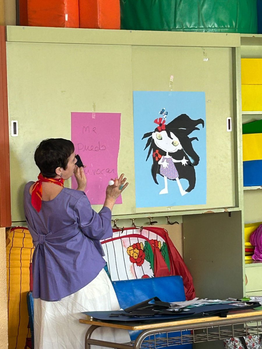 ceipS_TomasAV's tweet photo. La escritora e ilustradora #VioletaMonreal nos ha transportado a su mágico mundo creado con papel rasgado e imaginación. Lo han disfrutado desde #1año hasta #2ºPri. @anayainfantil https://t.co/rKm50B6ydu