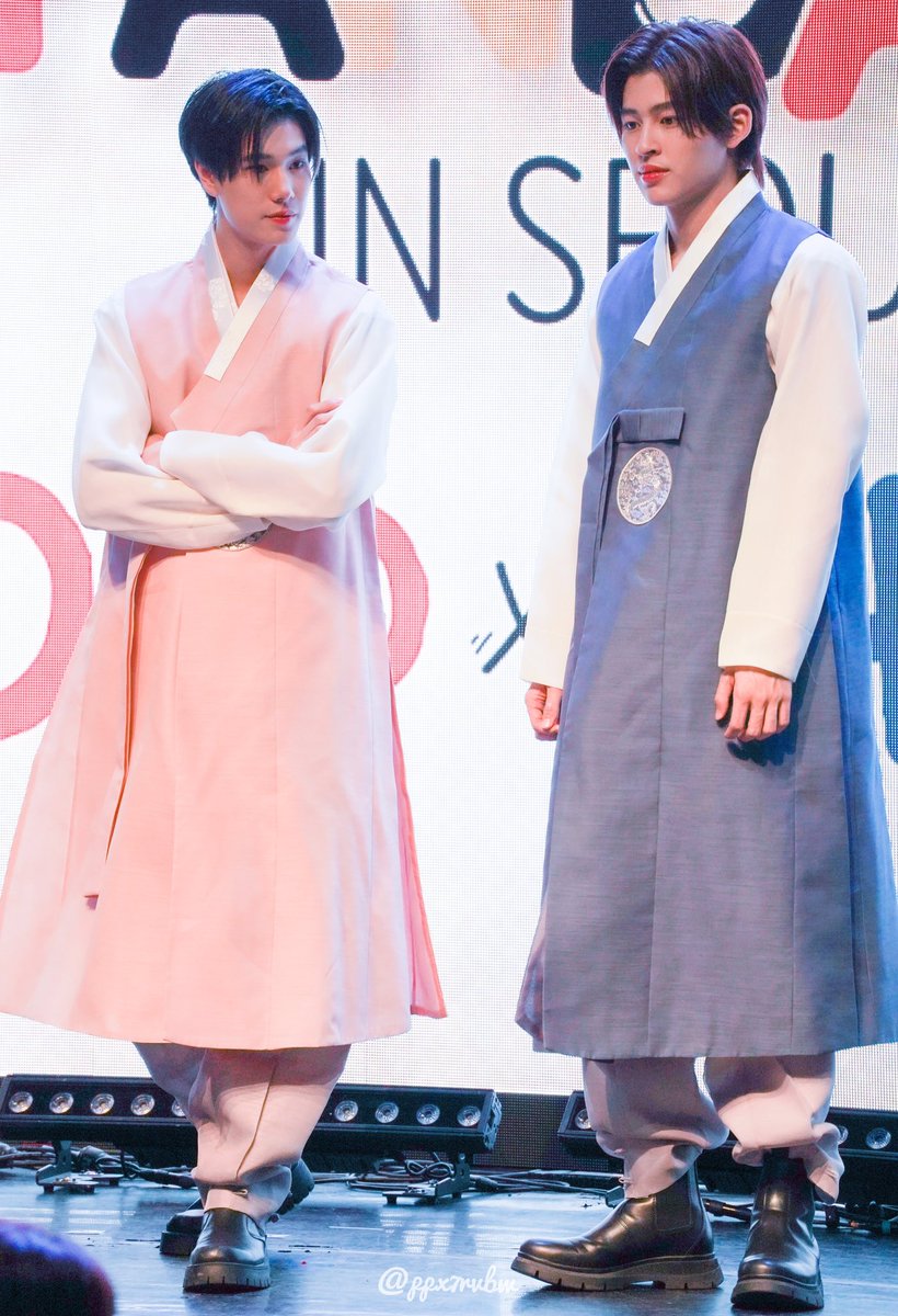 ppx7rvbw's tweet image. この2人が着てた韓服が優しい色合いで、本当に素敵だったなぁ😌✨

#PPfandayxSeoul
#GMMTVFANDAY6
#ppnaravit #phuwintang
#ปอนด์ภูวินทร์ #PondPhuwin