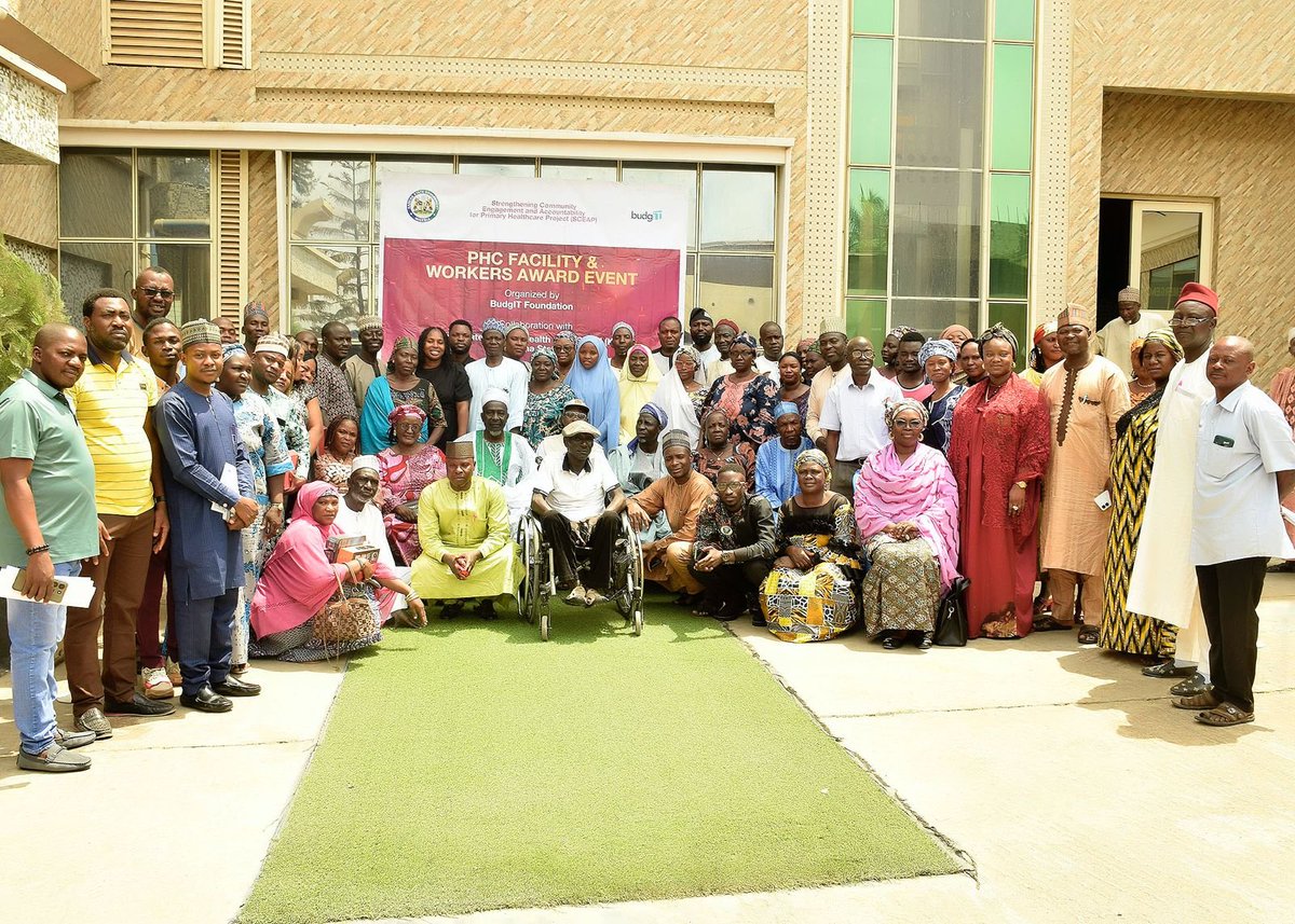 Moments from the PHC Facility and Workers Award Ceremony in Kaduna. Representing BudgIT’s Country Director, Gabriel Okeowo, our Stakeholder Manager, Andrew Orlando, in his remark emphasized the importance of community involvement at the grassroots level.