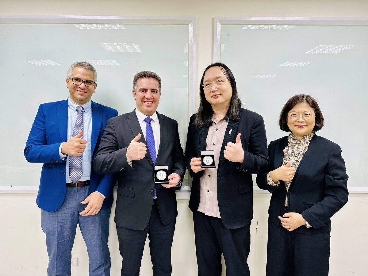 La Ministra <a href="/audreyt/">⿻ Audrey Tang 唐鳳</a> del Ministerio de Asuntos Digitales <a href="/TAIWANmoda/">Ministry of Digital Affairs 數位發展部 🇹🇼</a> 🇹🇼 recibió a la delegación del Ministro <a href="/gvillate/">Gustavo Villate</a> del <a href="/Miticpy/">MITIC Paraguay</a> 🇵🇾, tuvieron un diálogo constructivo lleno de ideas intelectuales.

Durante este ameno encuentro, conversaron sobre la digitalización del Gobierno,