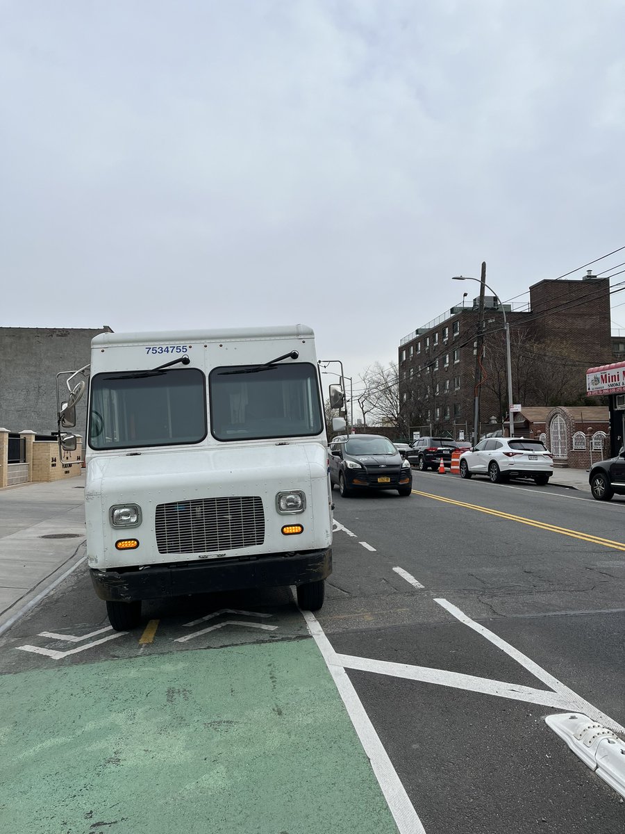 Driver of @USPS van #7534755 forcing NYC cyclists from a 'protected' bike lane and into oncoming Vernon Boulevard traffic. #bikenyc #bikeqns
@NYC_DOT #Vordonia @NYPD114Pct