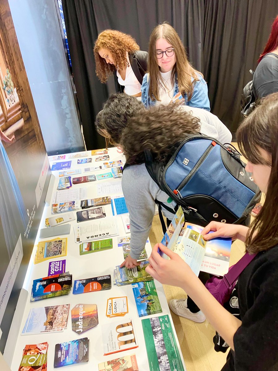 Seguimos realizando jornadas de #formación para 👨🏻‍🎓estudiantes de #turismo en nuestra sede de GranVia45! En esta ocasión para la @ESHT_Madrid y alumnos de #agenciasdeviaje! Tu también puedes aprender sobre #CastillaLaMancha! 😁 @turismoclm @EconomiaCLM