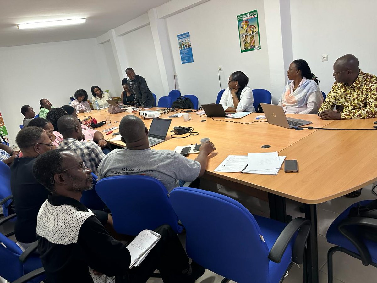 UNAIDS_Moz's tweet photo. During Greater Involvement of People Living with HIV (GIPA) discussions in 🇲🇿, our RC/HC Catherine Sozi met w/ more than 20 members of CSOs. 

She urged them: “Don’t give up” and  pledged full support to advocate for keeping HIV at the forefront - as it's everyone's business. https://t.co/ABpxJriXwH