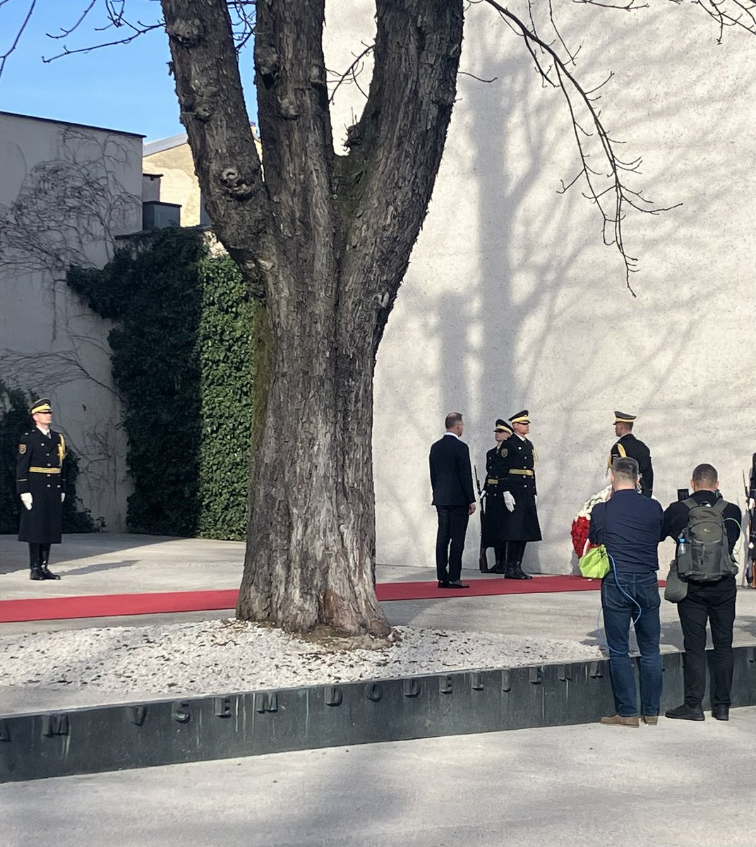 Poljski predsednik @AndrzejDuda je pravkar položil venec k Spomeniku sprave na #Kongresnitrg v Ljubljani. Kako zelo pomembni so takšni rituali - toliko spominjanja vrinejo v misli in razpnejo čas iz trenutnosti v večnost.