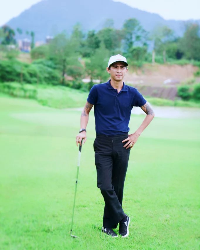 Nunggu yg turun pertama dari metro 😂