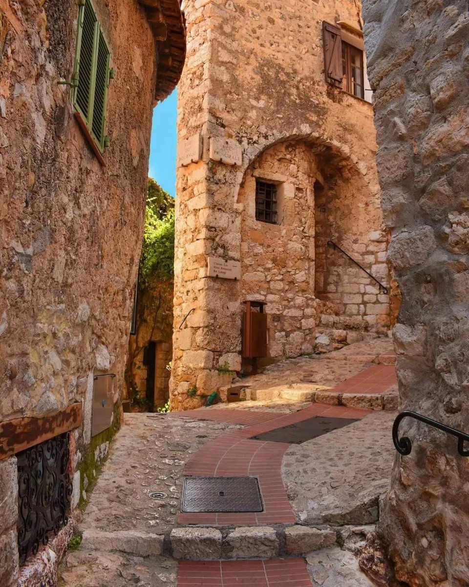 🇫🇷Les jolies ruelles aux couleurs ocres du village médiéval d’Eze ! 🤩☀️🧡 . . . 🇬🇧The pretty, ochre-coloured streets of the medieval village of Eze ! 🤩☀️🧡 . . . 📸ronny_gevenois.62 (IG) #Eze #Ezevillage #CotedAzurFrance #ExploreNiceCotedAzur