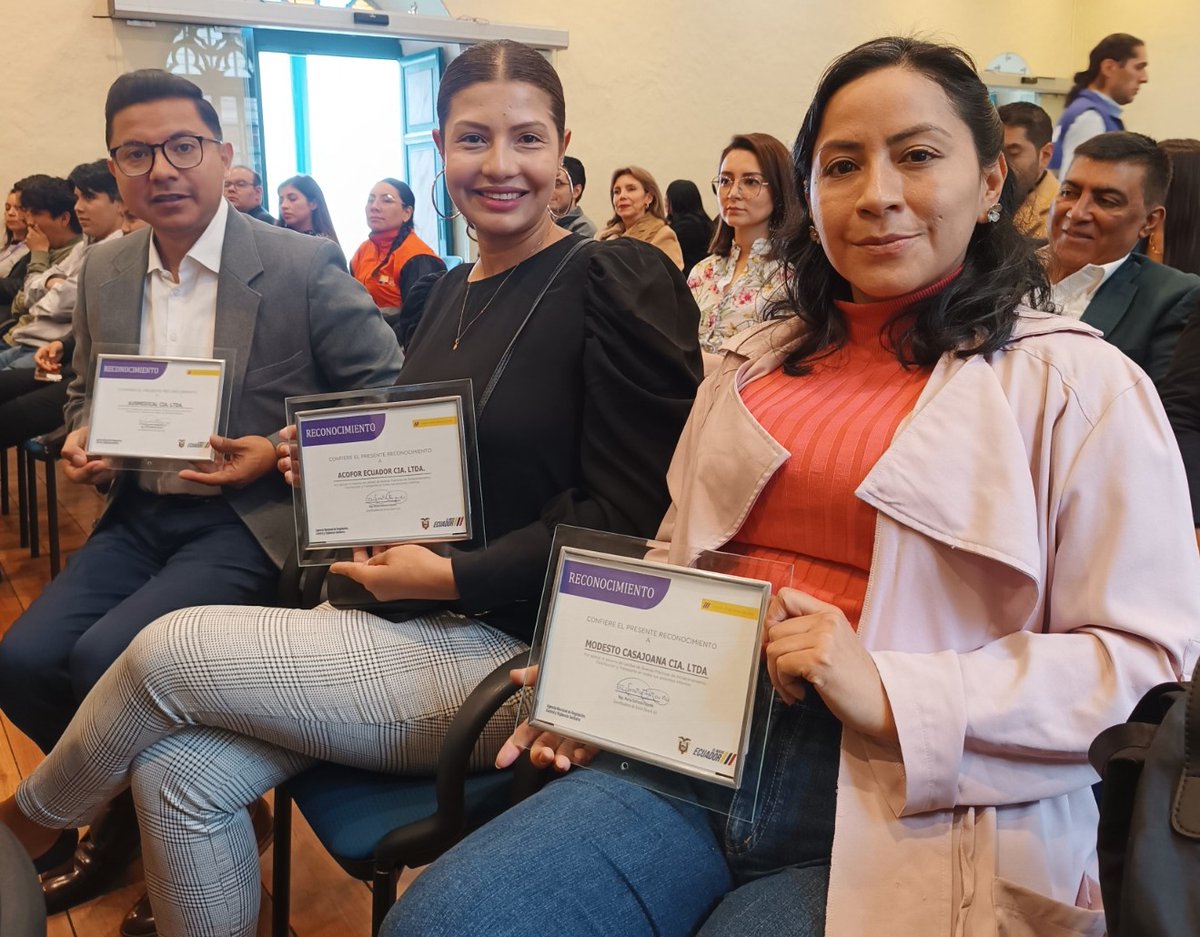 Arcsa_Ec's tweet photo. ¡Reconocemos la calidad! ✅📜

Certificamos el cumplimiento de las Buenas Prácticas de Almacenamiento, Distribución y Transporte #BPADT en distribuidoras de medicamentos de #Cuenca, que garantizan un óptimo manejo de estos productos para cuidar a la población.

#ElNuevoEcuador 🇪🇨 https://t.co/YsoHGjMKOJ
