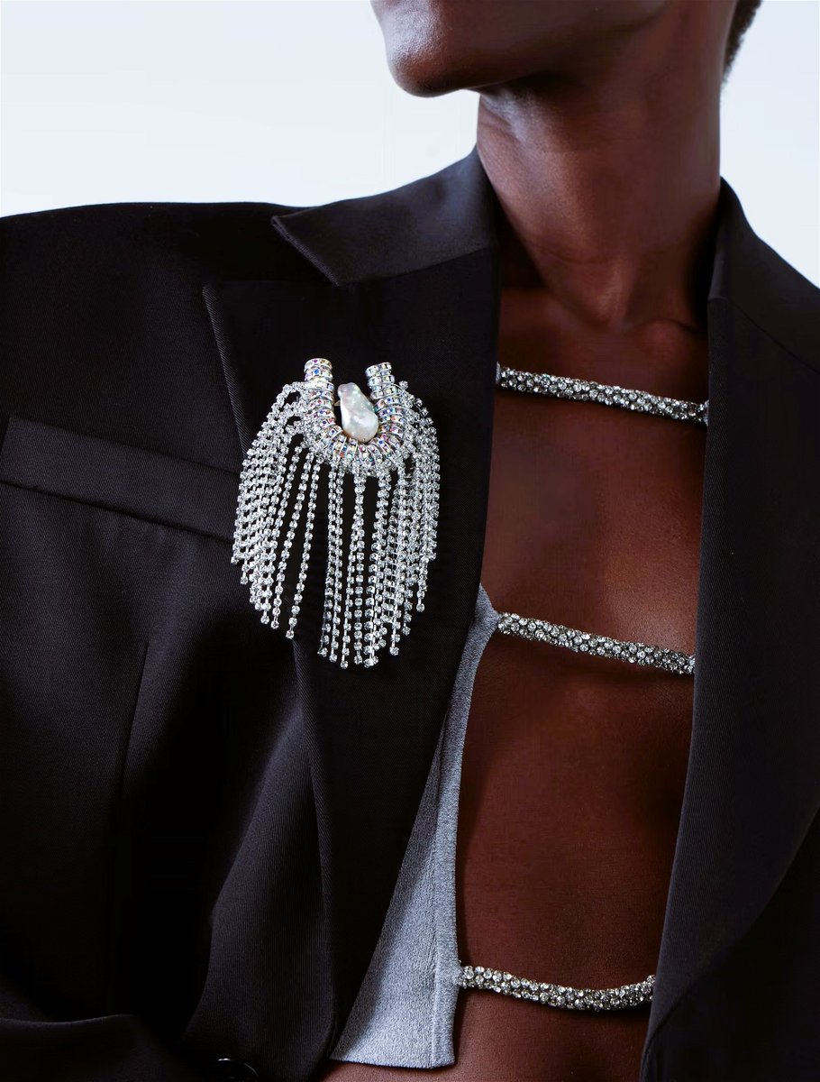 Underwater Opulence: Dive into Elegance with PEARL OCTOPUSS.Y's Octopus Brooch 
#OctopusBrooch #UnderwaterOpulence #PearlAdornments #StatementJewelry #brooches #brooch #jewelry #jewerlyusa #jewellery #jewelrydesigner #jewels #jewelers #jewelrydesign #BroochElegance #PinPerfection