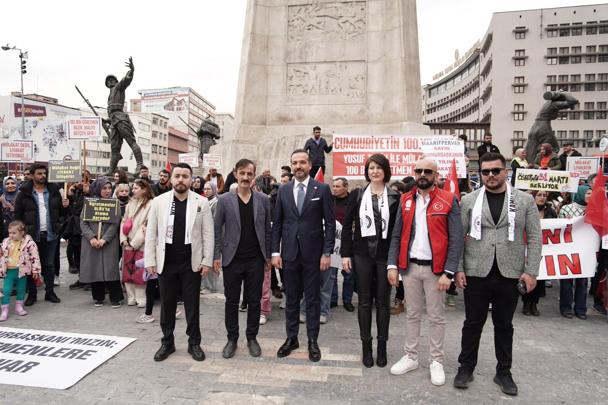 Atama bekleyen öğretmenlerimiz bugün Ankara Ulus’ta kadro ve hak arayışındaydı. Biz de en başından beri olduğu gibi onların yanındaydık.

Yerleri sınıfları, eğitim yuvaları olan yüzbinlerce kardeşimiz derhal atama takvimini ve mulakatsız 100 Bin kadro açıklamasını bekliyorlar.