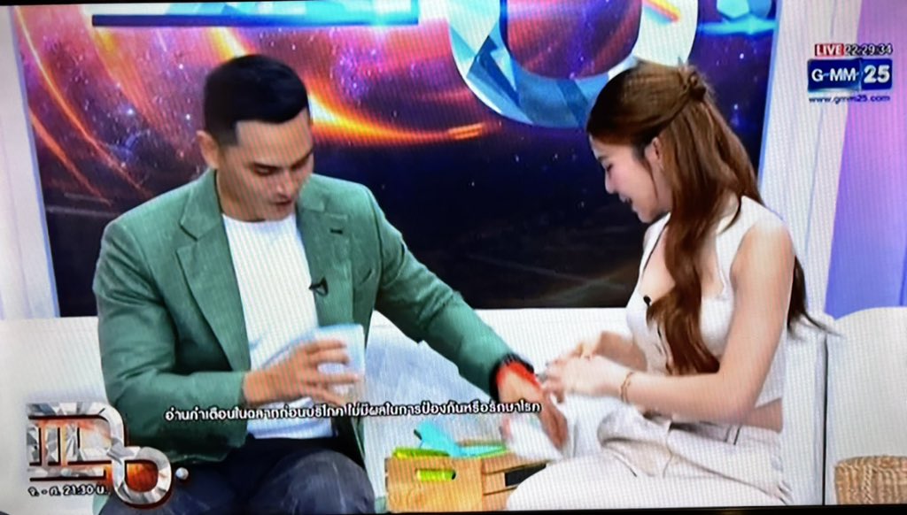 AommieReview89's tweet image. เอ๊าาาา คนไหนตัวจริงคะเนี่ย เห็นสายตาคุณสงมองสาวสวย นึกว่ามีเซอร์ไพรส์อีกแล้ว อ่ะพอเห็นมายด์มาค่อยใจชื้น ว่าแต่เค้ามาทำอะไรกัน ต้องตามดูในแฉ #avery #ชาสงกรานต์ #แฉ #มายด์สงกรานต์ #สงกรานต์เตชะณรงค์