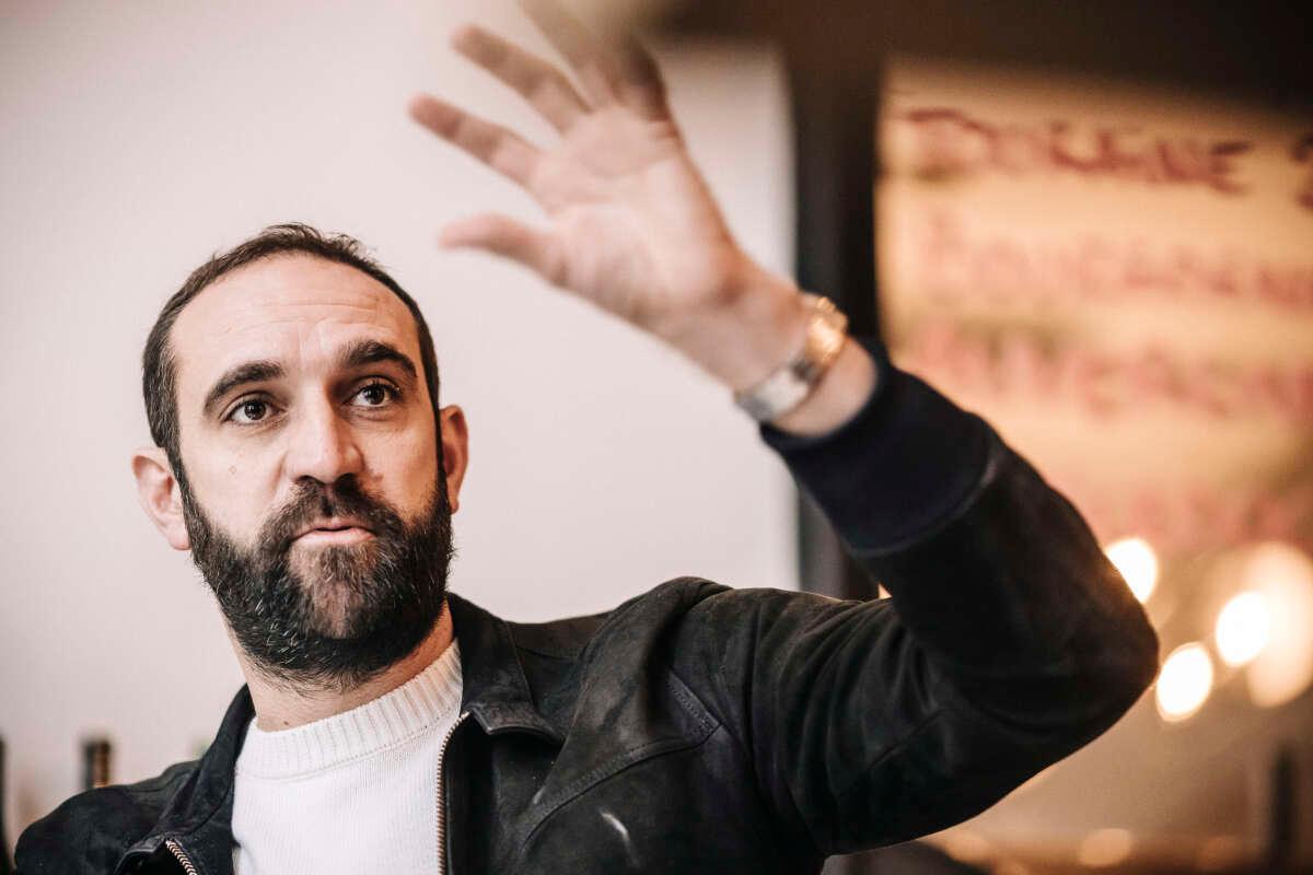 🔴 ENQUÊTE 

Le réalisateur Édouard Bergeon, un défenseur du monde agricole aux méthodes contestées

👉 L’auteur du film ″Au nom de la terre″ et son producteur Antoine Robin sont critiqués par d’anciens collaborateurs.

telerama.fr/television/le-…