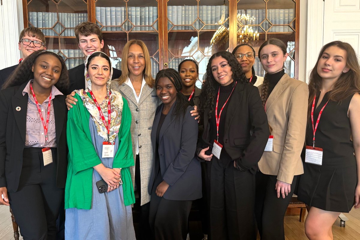 A pleasure to host youth representatives from @GPforEducation @PlanUK @sendmyfriend @WorldVisionUK @savechildrenuk As the 🇬🇧 PM’s Special Envoy for Girls’ Education I’m committed to working with young people for the right of all girls, everywhere, to 12 years of quality education