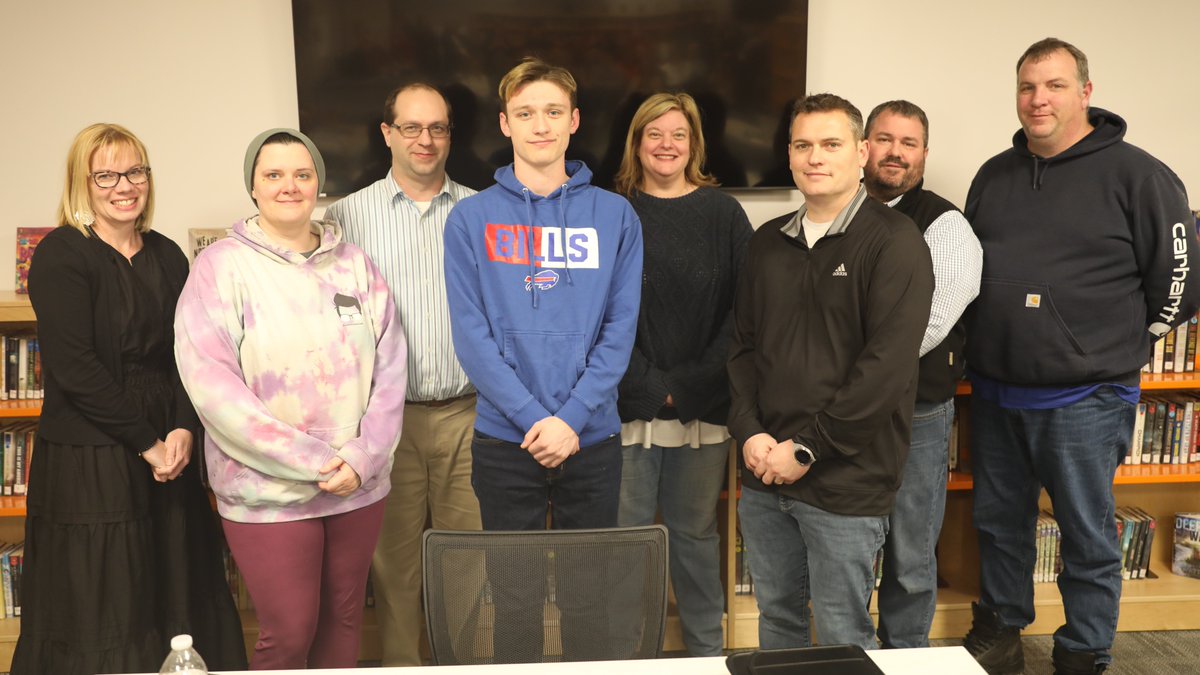 Marion Central School senior Joseph Casper received the Wayne-Finger Lakes BOCES Superintendent Award on March 7. Drew Holahan, a 2020 Marion graduate, served as the keynote speaker at the event. Full story and 📸: marioncs.org/Page/1585