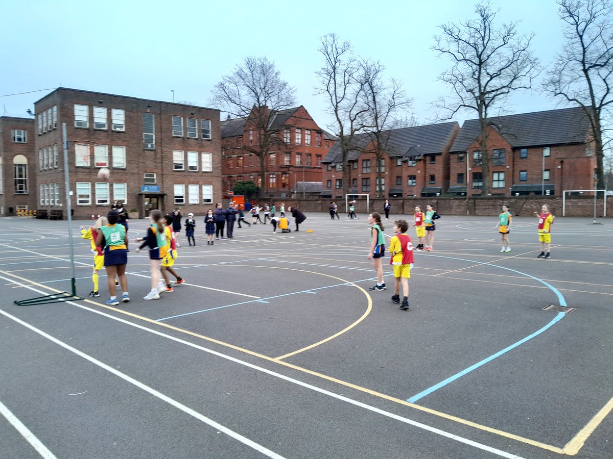Well done to all the schools who participated at the Excel Bee-Netball competition @sbcm_pe yesterday. Huge thank you to the host school and their excellent young leaders! @BeaverRoad_Pri @mppsch @stelizabethsm22 @StMargaretsWR @sbcm_pe @stanthonysm22 and Green End