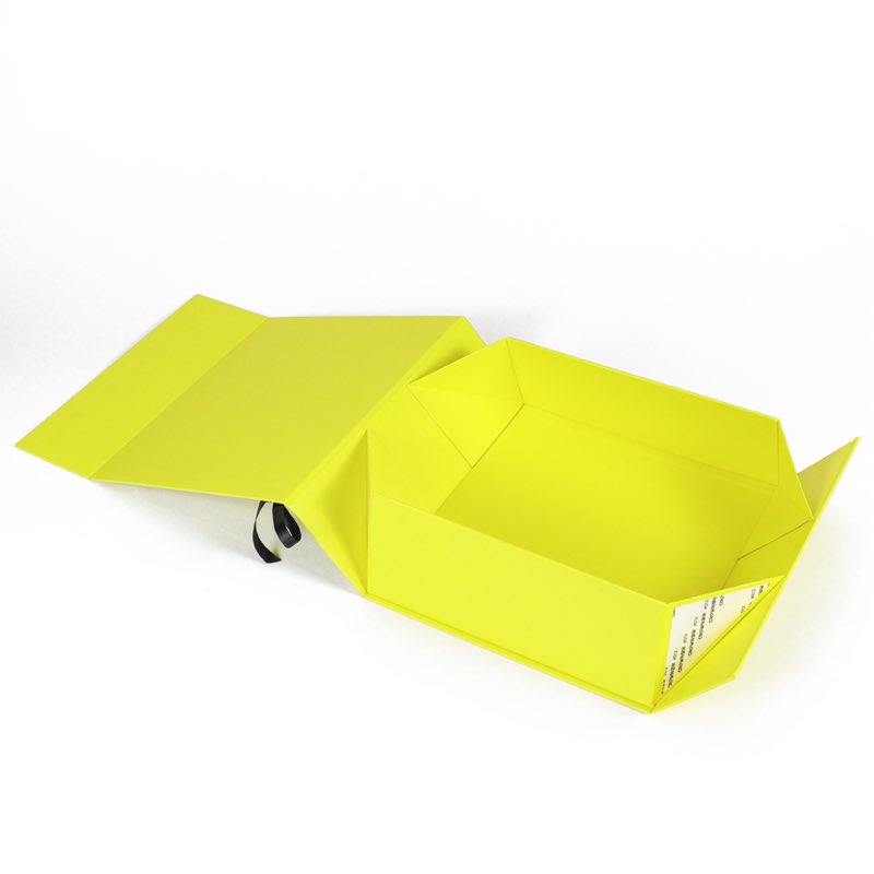 crownwinalice's tweet image. Capture the essence of your gift-giving moments with our vibrant yellow folding gift box! Adorned with a delicate cross-thread ribbon and a bow on the top.Let us tailor-make your gift box to reflect your unique style and sentiment.#giftboxfactory #packagingsolution #foldingbox
