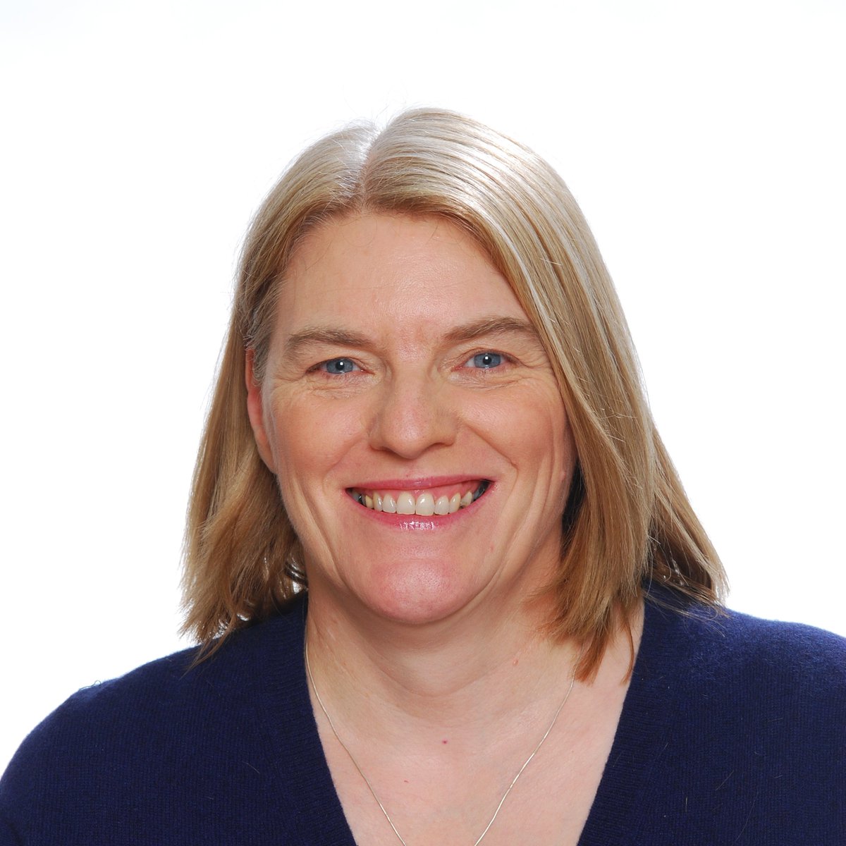 Introducing our bid team: Tracy Shimmield is the @BritGeoSurvey Director for the Lyell Centre. Since 2006, her research interests have focused on the impacts of mining on the marine environment, and she has worked in Papua New Guinea, Chile, and Norway. #IGC2028Glasgow