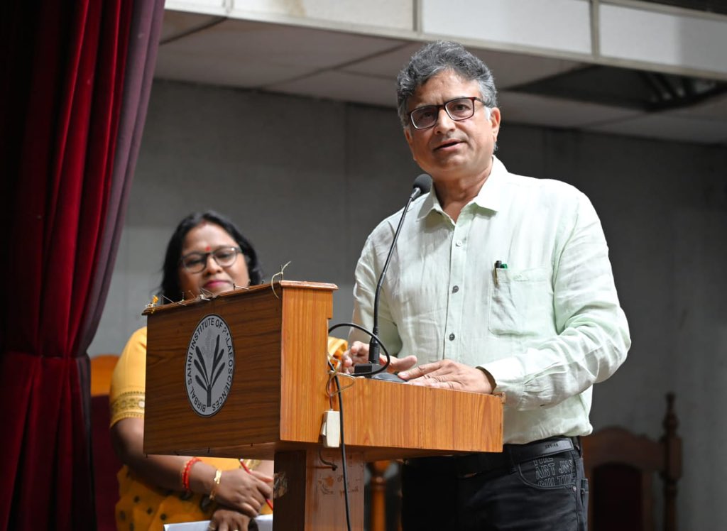 BSIP_official's tweet photo. #BSIP में तिमाही #हिंदी #कार्यशाला का आयोजन। वृक्ष वलय (ट्री रिंग) क्या हैं ? और पुराजलवायु परिवर्तन के पुर्ननिर्माण में वृक्ष वलय की भूमिका पे डॉ. संतोष कुमार शाह, वरिष्��� वैज्ञानिक ने सभी कर्मचारियों के साथ चर्चा की।
#hindirajbhasha #BSIP
@indiaDST @DrJitendraSingh https://t.co/MXS3RfoX0d