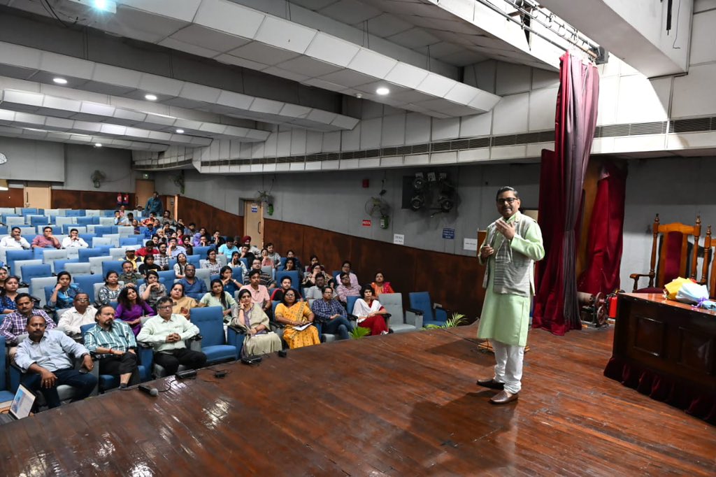 BSIP_official's tweet photo. #BSIP में तिमाही #हिंदी #कार्यशाला का आयोजन। वृक्ष वलय (ट्री रिंग) क्या हैं ? और पुराजलवायु परिवर्तन के पुर्ननिर्माण में वृक्ष वलय की भूमिका पे डॉ. संतोष कुमार शाह, वरिष्��� वैज्ञानिक ने सभी कर्मचारियों के साथ चर्चा की।
#hindirajbhasha #BSIP
@indiaDST @DrJitendraSingh https://t.co/MXS3RfoX0d
