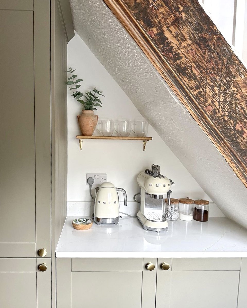 The fresh Spring sun is beaming through the windows of IG: rachaeldodd__'s gorgeous kitchen Wrenovation! ☀️ - Olive Green Shaker Classic Ermine Matt - Enzo Quartz Worktop#WrenKitchens #Wrenovation #TheGreatWrenovation #SageGreenKitchen #GreenKitchens #ShakerKitchen