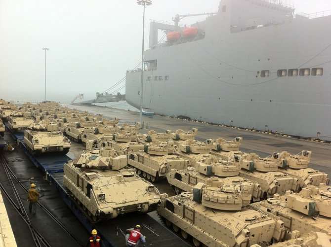 A total of about 3,000 pieces of equipment, including Bradley Fighting Vehicles, Joint Light Tactical Vehicles (JLTVs), Mine Resistant Vehicles (MRAPs) and M1 Abrams tanks, were unloaded in the greek port of Alexandroupolis by the US Navy
defenseromania.ro/infanteria-gre…