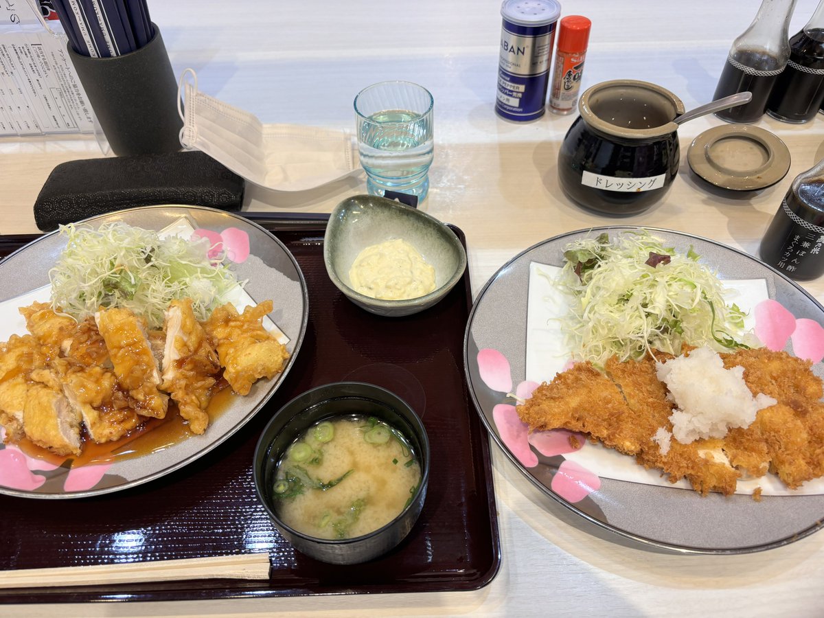 Destroy_0000's tweet photo. 店員「すいません…チキン南蛮とカツを間違えてカツ作っちゃってて…」
俺「あ、チキンカツでも良いですよ？」
店員「いえいえいえ！今作り直してます！なので出来上がるまでカツ召し上がって下さい！」
俺「は？」

-Next Time-

店員「お待たせしました！南蛮です！」
俺「は？」 https://t.co/eUlljKFm2Z