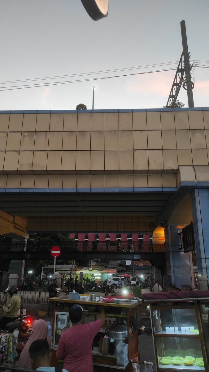 icheancoy's tweet photo. Alhamdulillah masih dikasih kenikmatan buka puasa distasiun.... Walaupun gak daoet takjil gratis.. Wkwkwkwkwk https://t.co/dcVgiLYJde