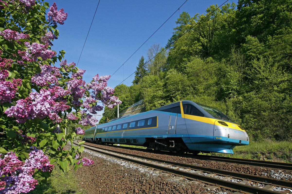 ceskedrahy_'s tweet photo. ☘️Jaro se letos přiřítilo opravdu rychle.
Krásný první jarní den vám přeje #CDTym
#CeskeDrahy #jaro #Pendolino #CDVlaky https://t.co/sWqZO1SbJc