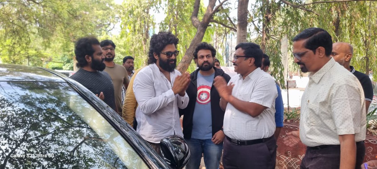 AAFA_Warangal's tweet photo. Icon StAAr @alluarjun ,visited the RTO Khairatabad office today to obtain an international driving licence. The officials greeted him and performed formalities.

#Pushpa2 #Pushpa2TheRule #AlluArjun𓃵 

#TeamAAWarangal

 @AIAFA_Warangal @TrendsAlluArjun @imsarathchandra https://t.co/grGRTcxZQy