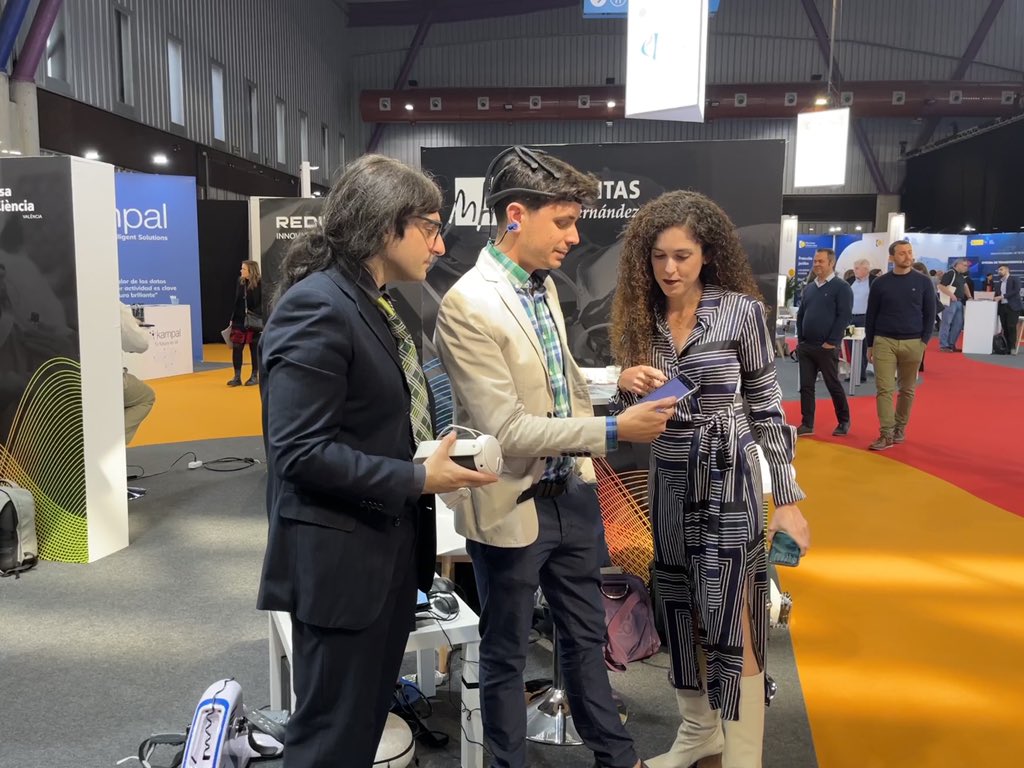 I3E_UMH's tweet photo. ¡Ya estamos en @ForoTransfiere! Visítanos en el stand de la @UniversidadMH del área de la @generalitat, al lado de la “Science Room”, y comprueba cómo se puede mejorar la la rehabilitación gracias al uso de interfaces cerebro-máquina, los compañeros de @BMISLab te lo explican 💡 https://t.co/dXraBVhcPO