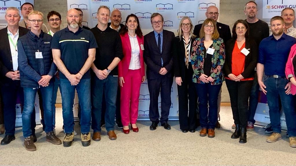 #CMQ Les campus des métiers et des qualifications "filière #automobile" font leur tour de France.
Au lycée <a href="/JB_Schwilgue/">Lycée Polyvalent J-B Schwilgué</a>, échanges sur les métiers, les formations de la mobilité du futur avec <a href="/OlivierFaron/">Olivier Faron</a>, <a href="/SchneiderElecFR/">Schneider Electric France</a>, <a href="/EDF_GrandEst/">EDF Grand Est</a> et le Pôle véhicule du futur. #France2030